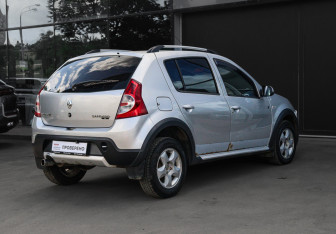 Подержанный автомобиль Renault Sandero 2012 года (4 фото)