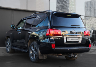 Подержанный автомобиль Lexus LX 2011 года (6 фото)