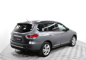 Подержанный автомобиль Nissan Pathfinder 2015 года (5 фото)
