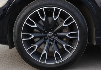 Подержанный автомобиль Audi Q7 2015 года (23 фото)