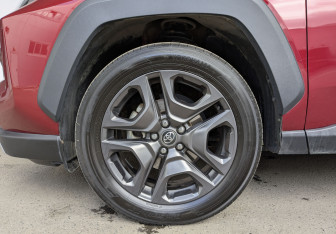 Подержанный автомобиль Toyota RAV4 2023 года (11 фото)