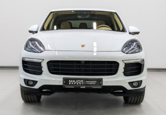 Подержанный автомобиль Porsche Cayenne 2015 года (2 фото)