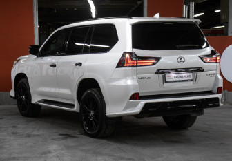 Подержанный автомобиль Lexus LX 2018 года (7 фото)