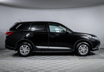 Подержанный автомобиль Mitsubishi Outlander 2015 года (4 фото)