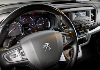 Подержанный автомобиль Peugeot Traveller 2022 года (26 фото)