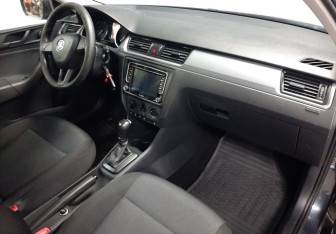 Подержанный автомобиль Skoda Rapid Liftback 2016 года (15 фото)