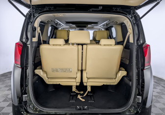 Подержанный автомобиль Toyota Alphard 2018 года (10 фото)