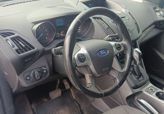 Подержанный автомобиль Ford Kuga 2015 года (14 фото)