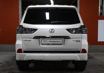 Подержанный автомобиль Lexus LX 2018 года (6 фото)