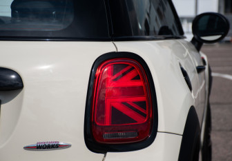 Подержанный автомобиль MINI Hatch 2021 года (15 фото)