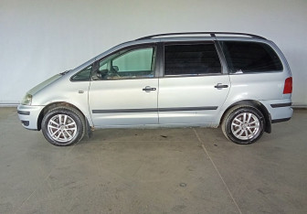 Подержанный автомобиль Volkswagen Sharan 2003 года (8 фото)