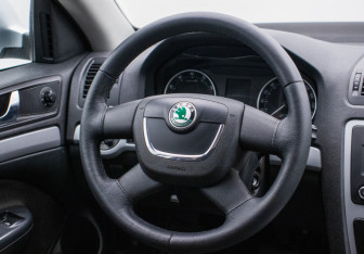 Подержанный автомобиль Skoda Octavia Liftback 2010 года (15 фото)