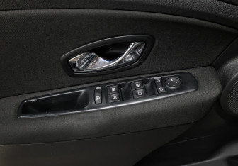 Подержанный автомобиль Renault Fluence 2012 года (18 фото)