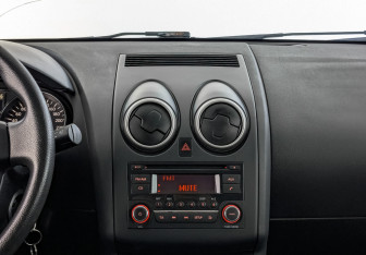 Подержанный автомобиль Nissan Qashqai 2013 года (17 фото)