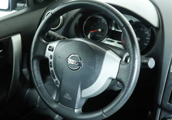 Подержанный автомобиль Nissan Qashqai 2008 года (16 фото)