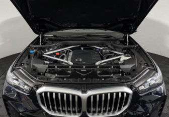 Подержанный автомобиль BMW X5 2025 года (10 фото)