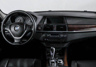 Подержанный автомобиль BMW X5 2009 года (12 фото)