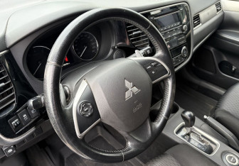 Подержанный автомобиль Mitsubishi Outlander 2013 года (14 фото)