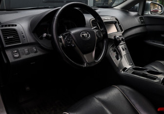 Подержанный автомобиль Toyota Venza 2014 года (11 фото)