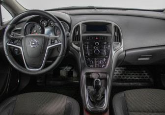 Подержанный автомобиль Opel Astra Hatchback 2011 года (13 фото)