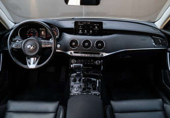Подержанный автомобиль Kia Stinger 2021 года (9 фото)