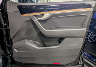 Подержанный автомобиль Volkswagen Touareg 2019 года (26 фото)