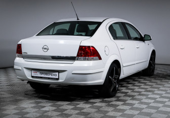 Подержанный автомобиль Opel Astra Sedan 2011 года (5 фото)
