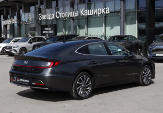 Подержанный автомобиль Hyundai Sonata 2022 года (5 фото)