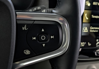 Подержанный автомобиль Volvo XC40 2021 года (29 фото)