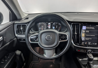 Подержанный автомобиль Volvo V60 2020 года (23 фото)
