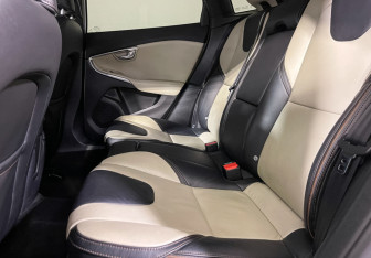 Подержанный автомобиль Volvo V40 Cross Country 2013 года (10 фото)