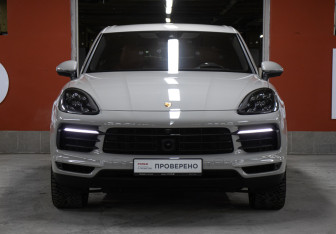 Подержанный автомобиль Porsche Cayenne 2021 года (2 фото)