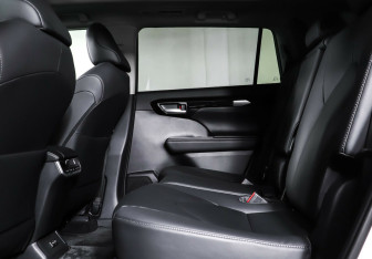 Подержанный автомобиль Toyota Highlander 2023 года (24 фото)