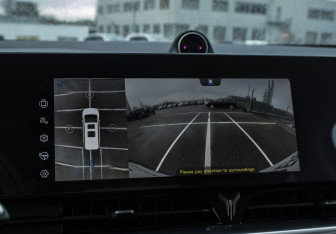 Подержанный автомобиль Voyah Dream 2023 года (16 фото)