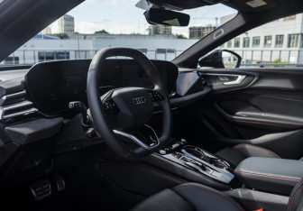 Подержанный автомобиль Audi A5 Liftback 2025 года (10 фото)