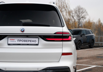 Подержанный автомобиль BMW X7 2023 года (43 фото)