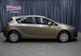 Подержанный автомобиль Opel Astra Hatchback 2013 года (4 фото)