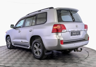 Подержанный автомобиль Toyota Land Cruiser Suv 2013 года (7 фото)