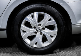 Подержанный автомобиль Volkswagen Passat Sedan 2017 года (15 фото)