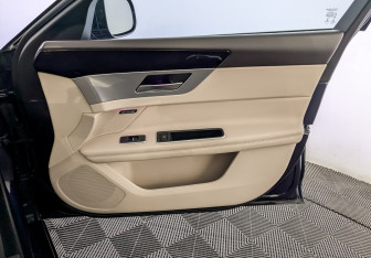 Подержанный автомобиль Jaguar XF Sedan 2019 года (25 фото)