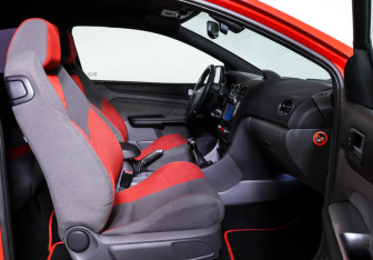 Подержанный автомобиль Ford Focus ST Hatchback 2007 года (15 фото)