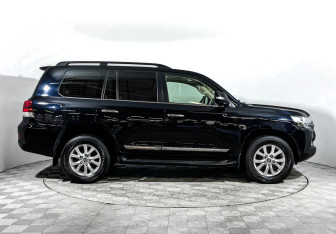 Подержанный автомобиль Toyota Land Cruiser Suv 2019 года (4 фото)