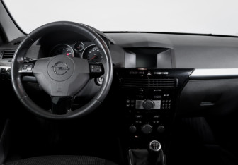 Подержанный автомобиль Opel Astra Sedan 2011 года (11 фото)
