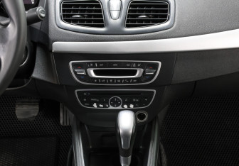 Подержанный автомобиль Renault Fluence 2012 года (15 фото)