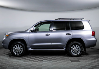 Подержанный автомобиль Lexus LX 2008 года (8 фото)