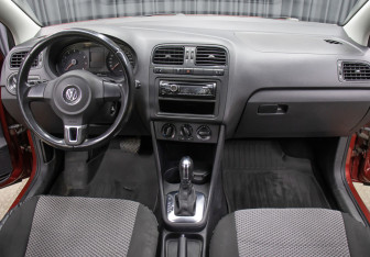 Подержанный автомобиль Volkswagen Polo Sedan 2012 года (14 фото)