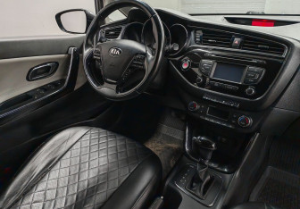 Подержанный автомобиль Kia Ceed Hatchback 2016 года (10 фото)