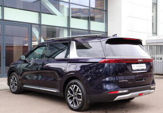 Подержанный автомобиль Kia Carnival 2023 года (6 фото)