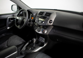 Подержанный автомобиль Toyota RAV4 2011 года (10 фото)