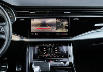 Подержанный автомобиль Audi Q8 2021 года (12 фото)